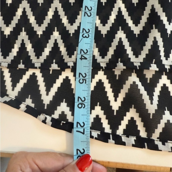 Live 4 Truth Black Cream Abstract Chevron Hi Lo Toll Tab Sleeves Lightweight Top - Picture 7 of 8